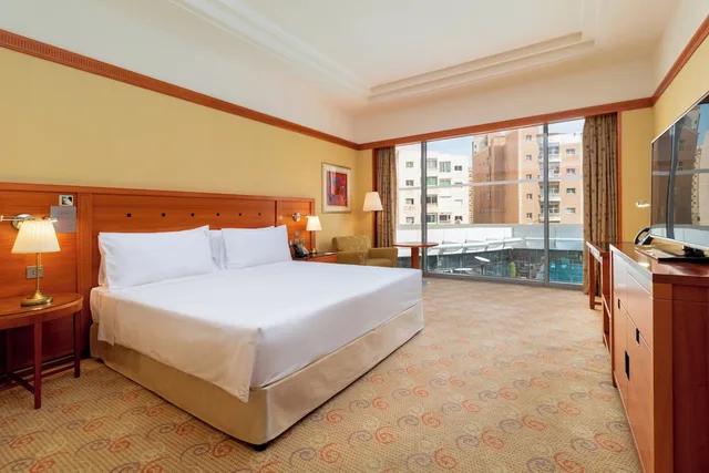 غرفة بريميوم بسرير كينج بإطلالة على المسبح، Holiday Inn Kuwait 1/10