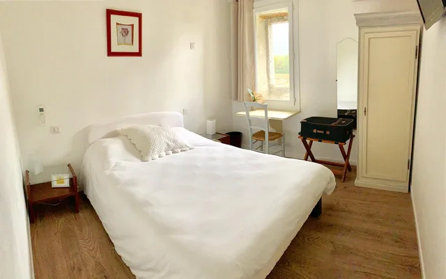غرفة قياسية بسرير مزدوج، Auberge Cigaloise 2/5