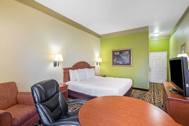 غرفة بسرير كينج لذوي الإعاقة، La Quinta Inn Suites Belton Temple South 2/5