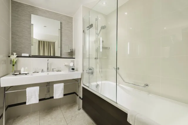 جناح جونيور تنفيذي بسرير كينج، St James Court A Taj Hotel 3/4