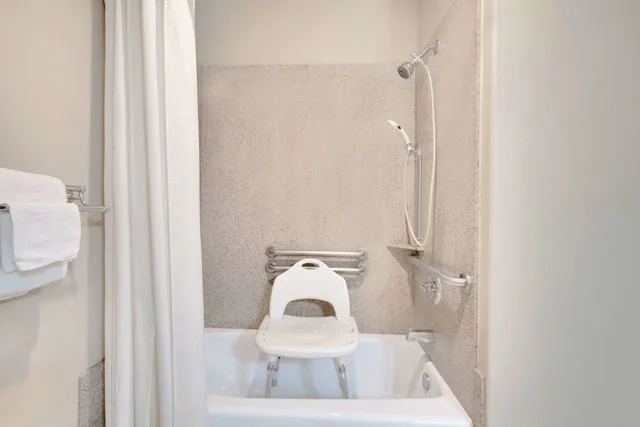 غرفة بسرير كينج لذوي الإعاقة، Sonesta Essential Hotels Odessa 3/3