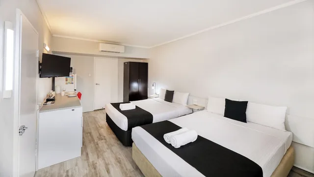 غرفة ديلوكس رباعية بسرير كوين وسرير فردي، TROPICAL GATEWAY MOTOR INN 2/4