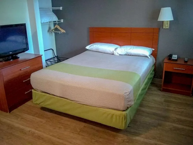 Deluxe, Queen Bed, Kitchenette, Smoking, Studio 6 Extended Stay - Fayetteville, NC - Fort Liberty Area 1/4