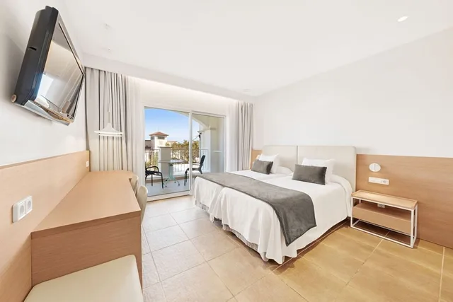 غرفة سوبيريور بسرير كوين بإطلالة على البحر بشرفة، HOTEL VILLA CHIQUITA 1/10