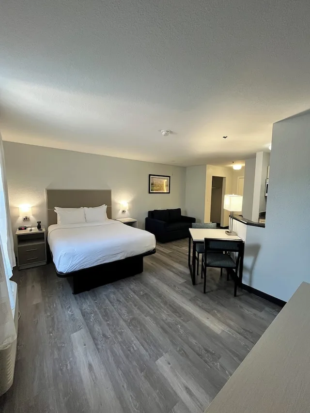 غرفة بسرير كوين لذوي الإعاقة، MainStay Suites Sterling near Dulles Town Center 2/7