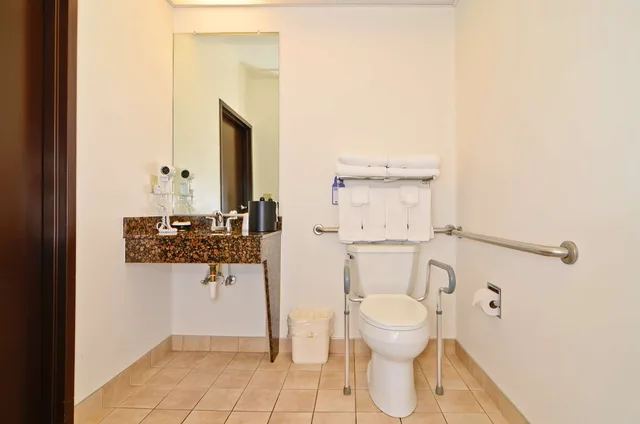 غرفة بسرير كينج بحوض استحمام لذوي الإعاقة، Best Western Gas City 8/8