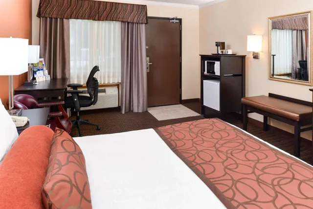 غرفة بسرير كوين، Best Western Plus Landmark Inn 2/4