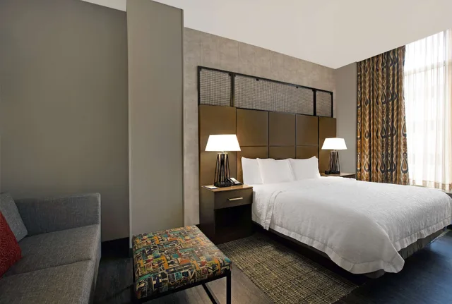 غرفة قياسية بسرير كينج مع أريكة، Hampton Inn & Suites Austin At The University / Capitol 4/10