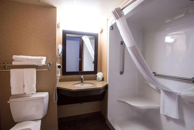 Room, Queen Bed, Quality Inn and Suites Val d Or, QC 9/9