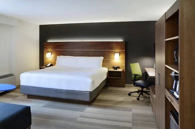 Standard, King Bed, Extra Floor Space، Holiday Inn Express Toronto Downtown 5/9