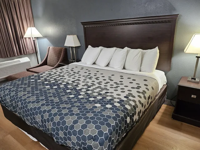 غرفة بسرير كينج لذوي الإعاقة، Econo Lodge Biltmore 1/1