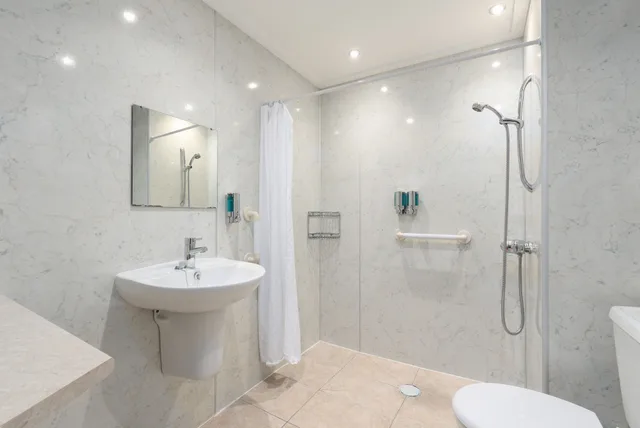 غرفة عائلية بسرير مزدوج وسرير بطابقين لذوي الإعاقة، Windermere Manor 6/7