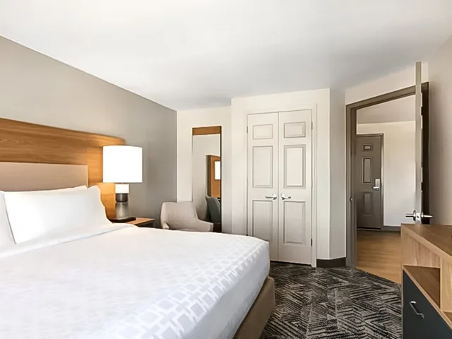 جناح بسرير كينج بغرفة نوم واحدة بمنطقة جلوس بمطبخ، Candlewood Suites Champaign Urbana University Area 1/2
