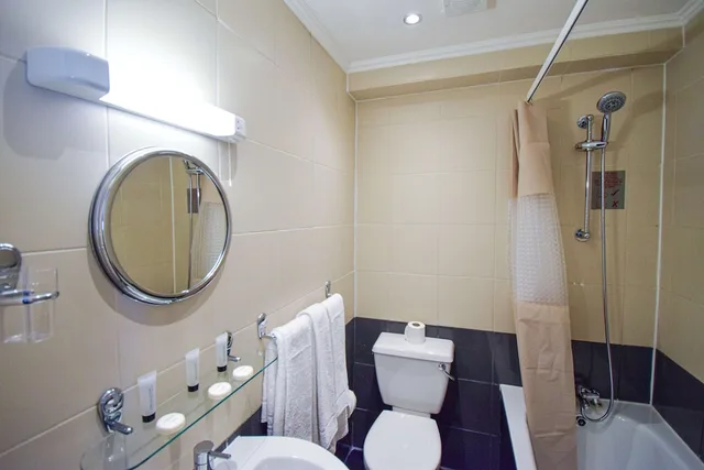 غرفة ثلاثية بسرير مزدوج وسرير فردي، Pembridge Palace Hotel 3/3