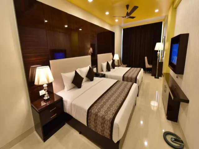 Friends and Family, Hotel Calangute Central 2/3