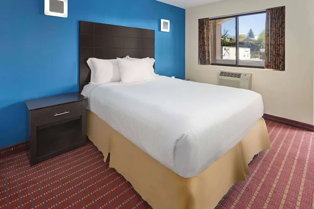 غرفة بسرير كوين للمدخنين، Travelodge by Wyndham Manhasset 2/4
