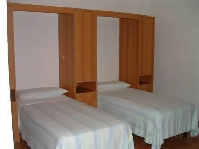 غرفة رباعية بسرير كوين وسرير بطابقين بحمام خاص، STELLA MARINA 1/4