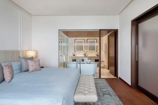 غرفة بسريرين منفصلين بإطلالة على البحر، The Oberoi Mumbai 8/10