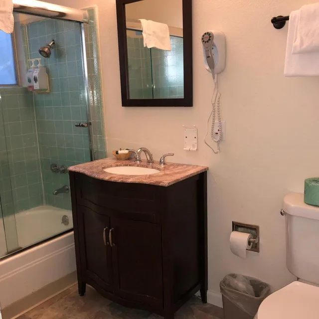 Room, King Bed, Cedar Inn & Suites 6/7