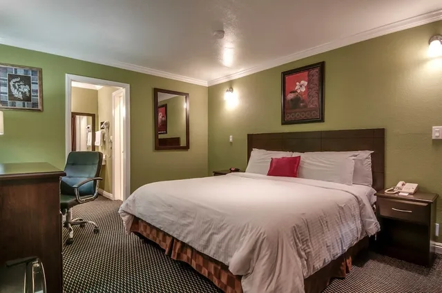 غرفة بسرير كينج للمدخنين، VAGABOND INN SAN PEDRO 2/3