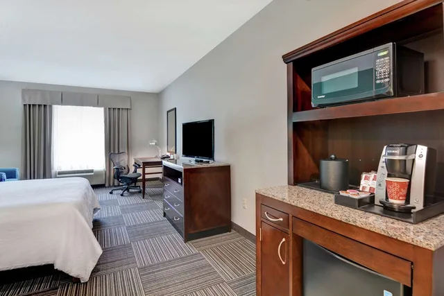 غرفة بسرير كينج، Hilton Garden Inn Fayetteville 4/5