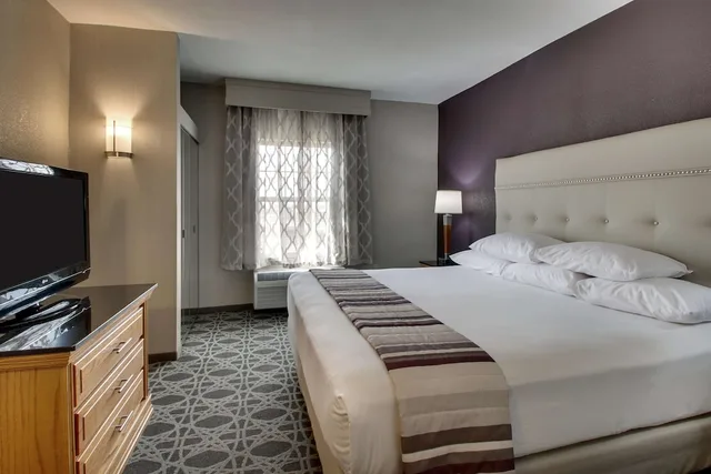 2 Rooms, Suite, King Bed, Sofa, Kitchen, High Floor, Drury Inn and Suites Albuquerque North 2/5