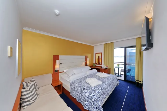 غرفة كلوب بريميوم بسرير مزدوج بإطلالة على البحر بشرفة، Ilirija Hotel 2/10