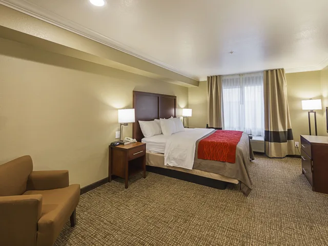 جناح بسرير كينج مع أريكة في الطابق العلوي، Comfort Inn Arcata Humboldt Area 4/8