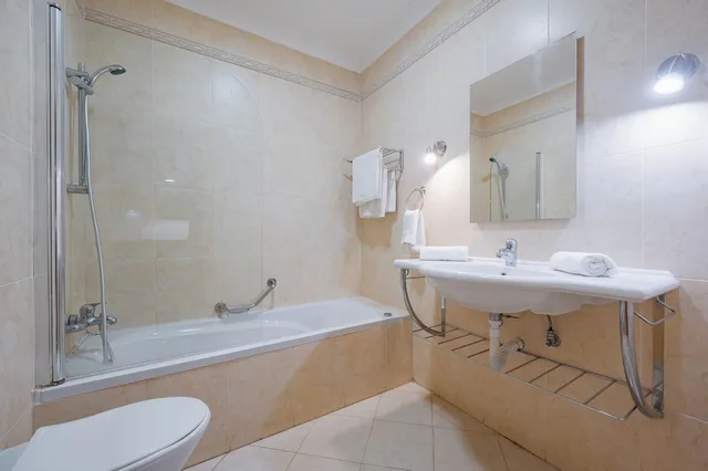 شقة بأربعة أسرّة بإطلالة على المسبح بشرفة بغرفتي نوم مع أريكة، Xemxija Bay Hotel (ex Porto Azzurro) 3/4