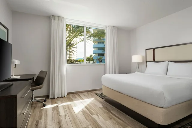 جناح بسرير كينج بإطلالة جزئية على البحر مع أريكة، Residence Inn Miami Beach Surfside 1/10