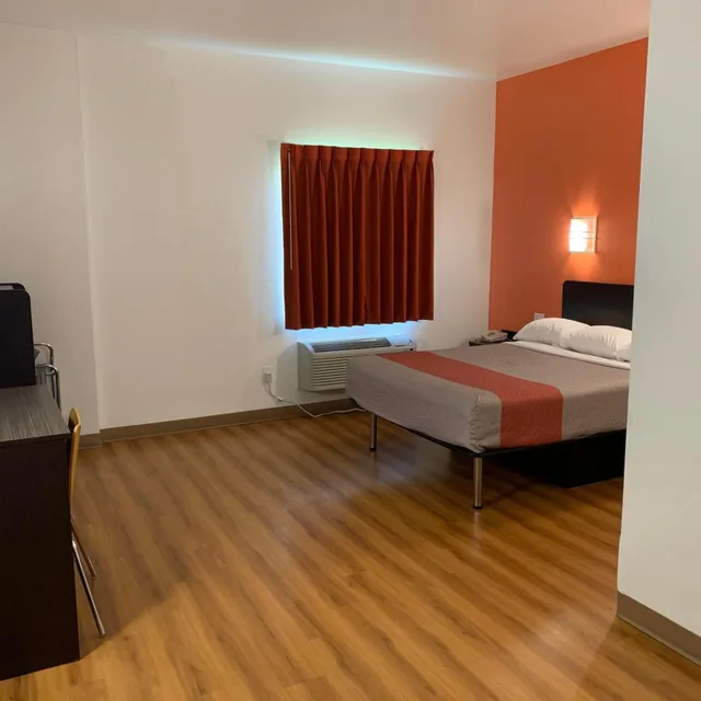 1 Queen Bed - Mobility Accessible Tub Nsmk، Motel6 Terrell, TX 3/10