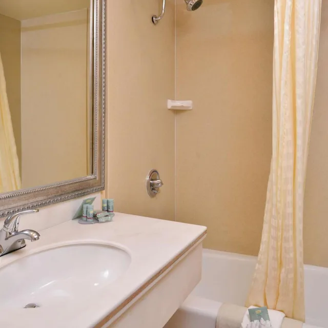 غرفة بسريرين مزدوجين في طابق مرتفع، Best Western Hollywood Plaza Inn - Hollywood Walk of Fame Hotel-LA 7/9
