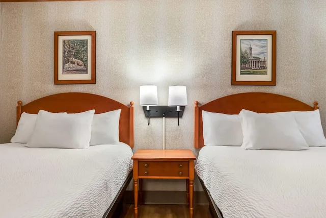غرفة بسريرين مزدوجين، Ramada by Wyndham State College Hotel & Conference Center 2/10