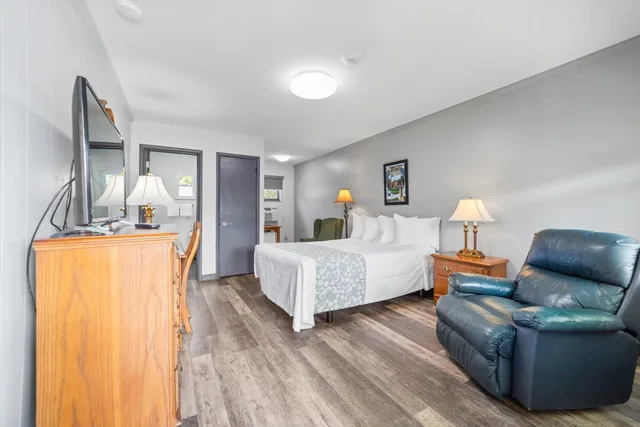 غرفة بسرير كوين، Glass House Inn 3/7