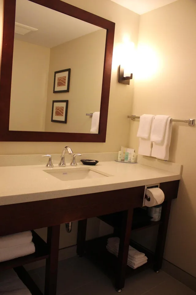 غرفة بسرير كينج وسريرين كوين، Comfort Inn & Suites Edmonton International Airport 8/8