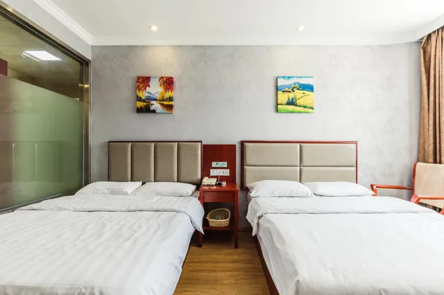 غرفة عائلية بسرير كوين وسرير فردي، GreenTree Inn Shanghai Huinan Jinghai Road Express Hotel 2/2