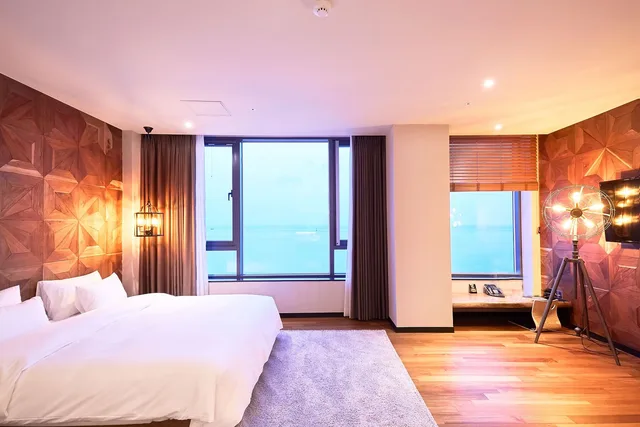Suite, 1 King and 1 Single Beds, Hotel Laon 5/10