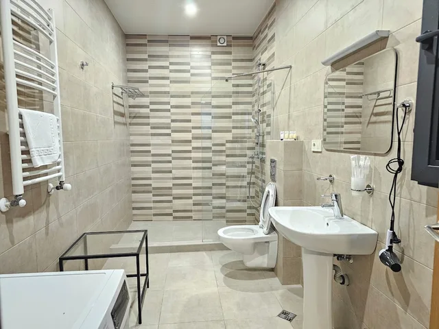استوديو عائلي بسرير كوين مع أريكة، Brooch Boutique Hotel 3/5