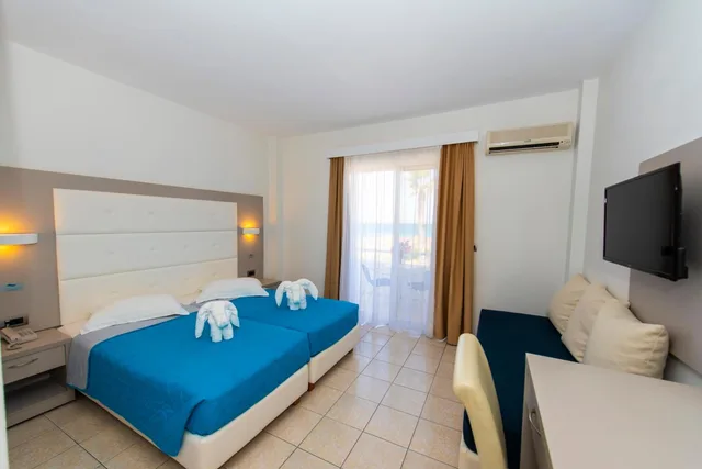 غرفة ثلاثية بإطلالة على الحديقة، Costa Angela Seaside Resort 3/7