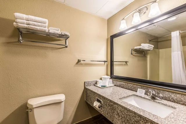 غرفة بسرير كينج لذوي الإعاقة، Quality Inn West Plains MO 4/4