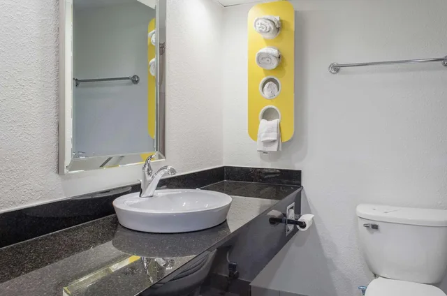 غرفة بسرير كوين للمدخنين لذوي الإعاقة، Motel6 Brockton, MA 8/9