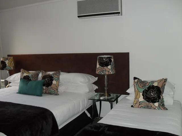 Studio, Triple, 1 King and 1 Single Beds, The Cove Taupo 2/4