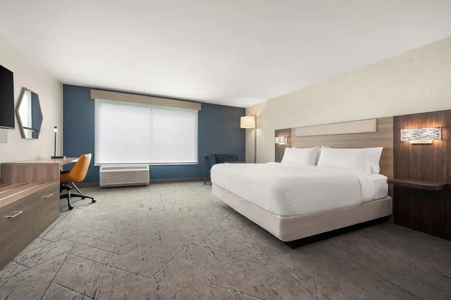 غرفة قياسية بسرير كينج، Holiday Inn Express & Suites Overland Park South 2/10
