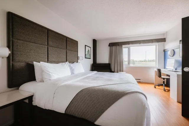 غرفة بسرير كينج، Hotel Le Dauphin Montreal Longueuil 1/1