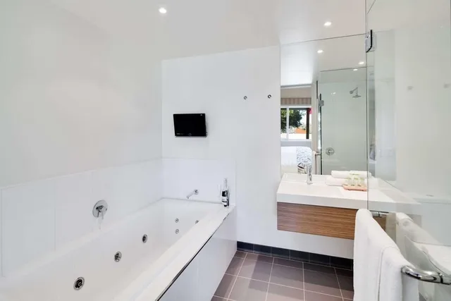 Spa, Executive, Suite, King Bed, Drouin Motel 2/2