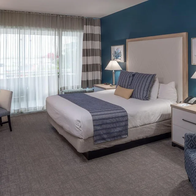 Room, 2 Queen Beds, Bay View، Bay Club Hotel & Marina 1/3