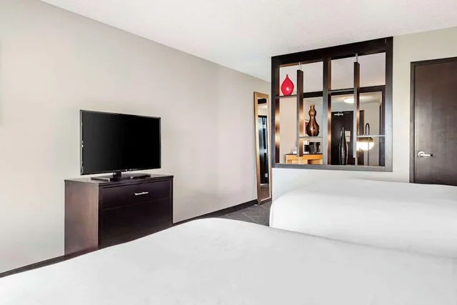 جناح بسريرين كوين مع أريكة لذوي الإعاقة، Cambria Hotel Minneapolis Maple Grove 4/4