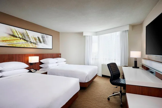 غرفة ديلوكس بسرير كينج مع دخول صالة النادي، Delta Hotels By Marriott Toronto Mississauga 2/5