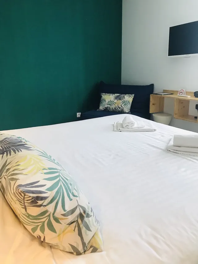 غرفة ثلاثية بسرير كينج وسرير فردي، Hôtel Café Miramar 6/9