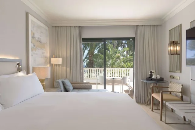 غرفة بسرير كينج بشرفة، Hilton Mallorca Galatzo 1/8